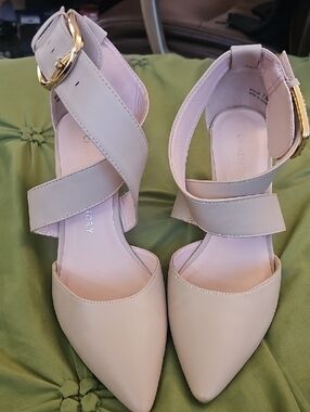 CHINESE LAUNDRY..Women's Pointed Toe Ankle Strap Heels in Light Pink